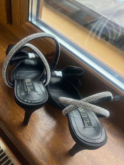 2 perechi sandale 34/1400 lei