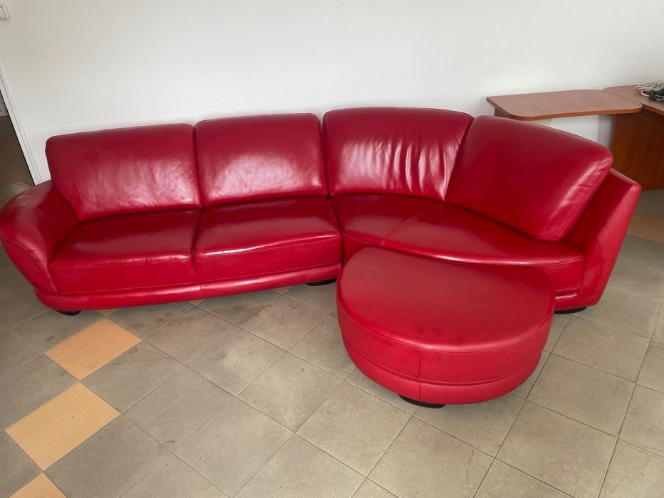 Червен диван от телешка кожа