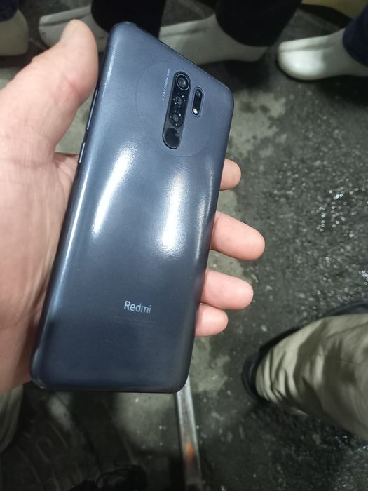 Redmi 9 holati yahshi aybi yo'q 32GB hotira 2 sim karta imeyka bo'gan.