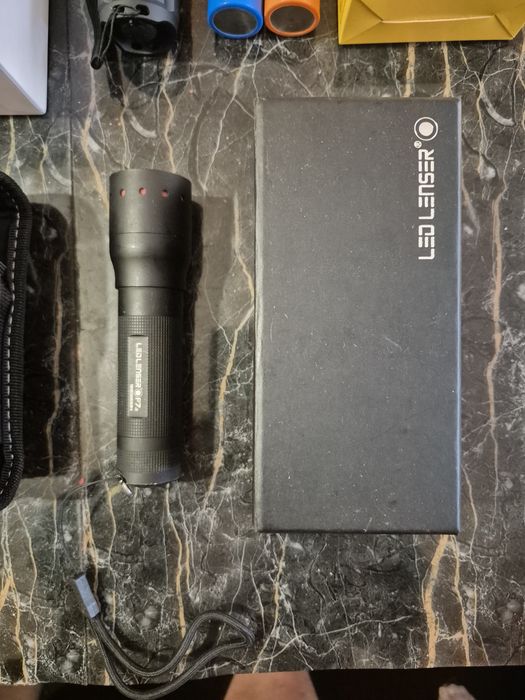 Продамам два броя фенери convoy и led lenser