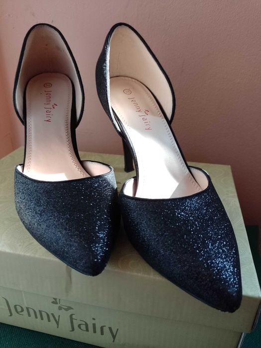 Елегантни  дамски  обувки