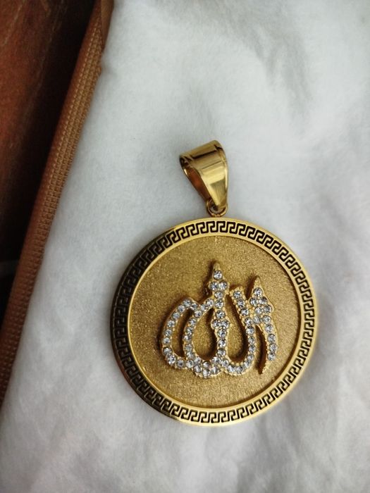 Бежутерия большой кулон под золото.
