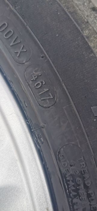 Vând set anvelope vara 235/45/18