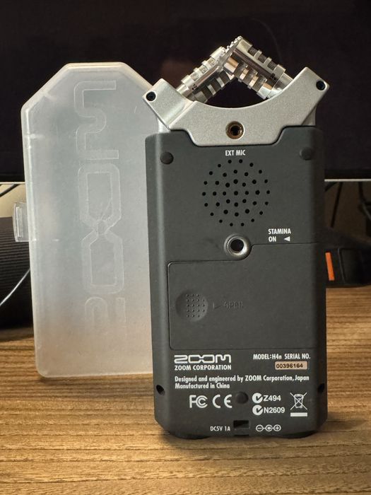 Оригинальный Zoom H4n в идеале.