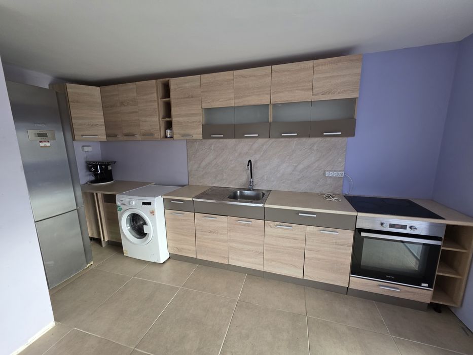 Кухня с вградена печка с фурна