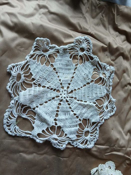 Чаши чинии и вази