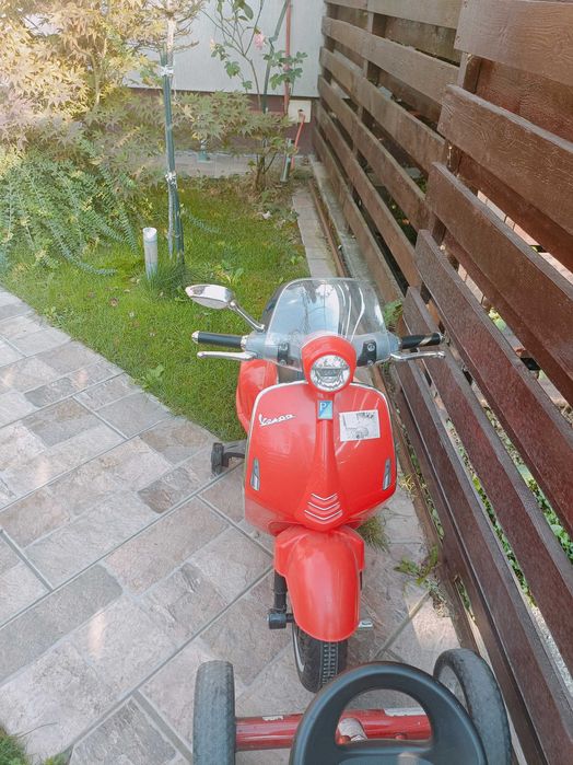 Vând o Vespa electrică, tricicletă, trotinetă și o bicicletă pentru copii cu vârsta cuprinsă între 3 și 6 ani