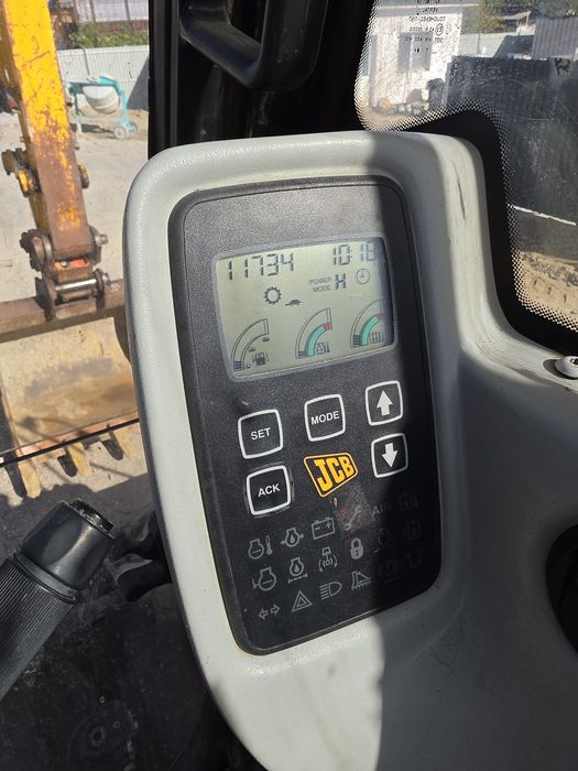 Excavator pe Roti JCB JS130