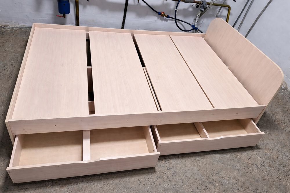 Продам кровать с матрасом для спальни