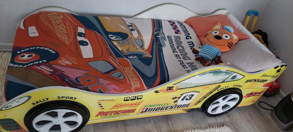 Детская кровать машина