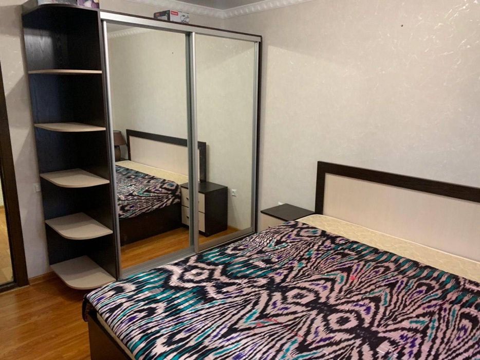 Шота Руставели ОЙБЕК 2 остановки  3/4/5 Кирпич квартира трехкомнатная