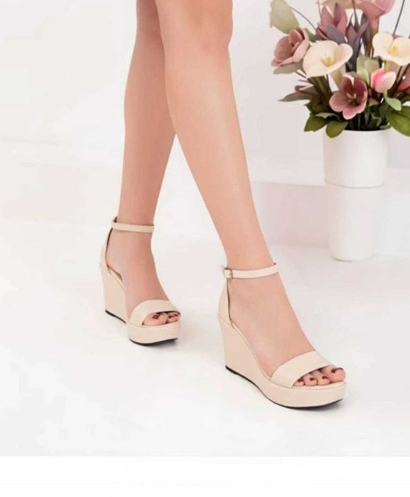 Обувки с платформа