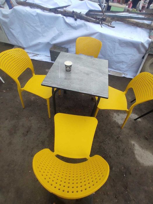 stol stull kafega darvoz xonaga