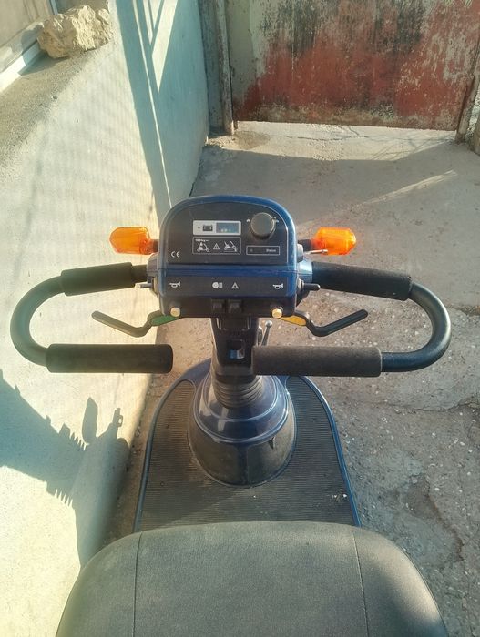 Електрически скутер-триколка