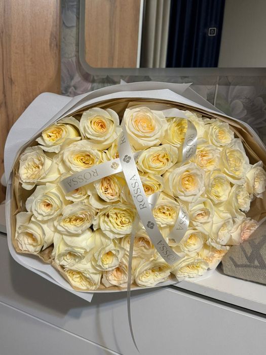 51 шт крупные белые розы