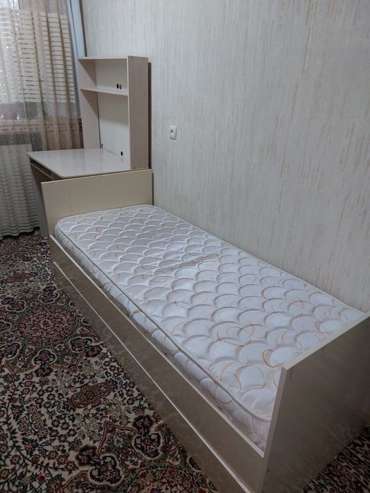 Кровать и письменный стол