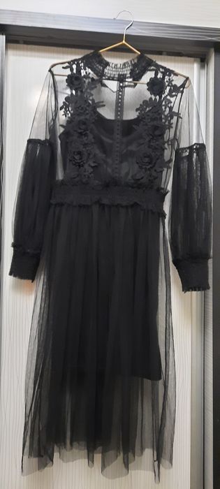 Чёрное платье, сеточку.