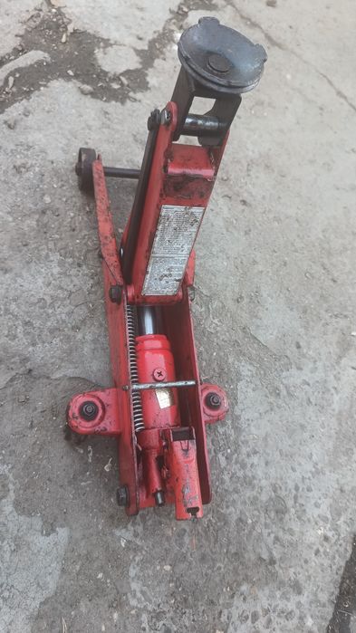 Vînd doua cricuri hidraulice crocodil,160 lei buc negociabil.ata