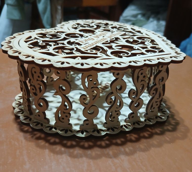 Шкатулка резная ручной работы