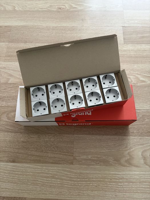 Контакти за бюро Legrand 16 Ампера