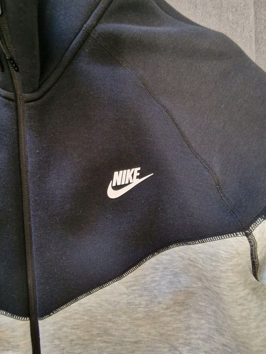 Vând hanorac nike tech