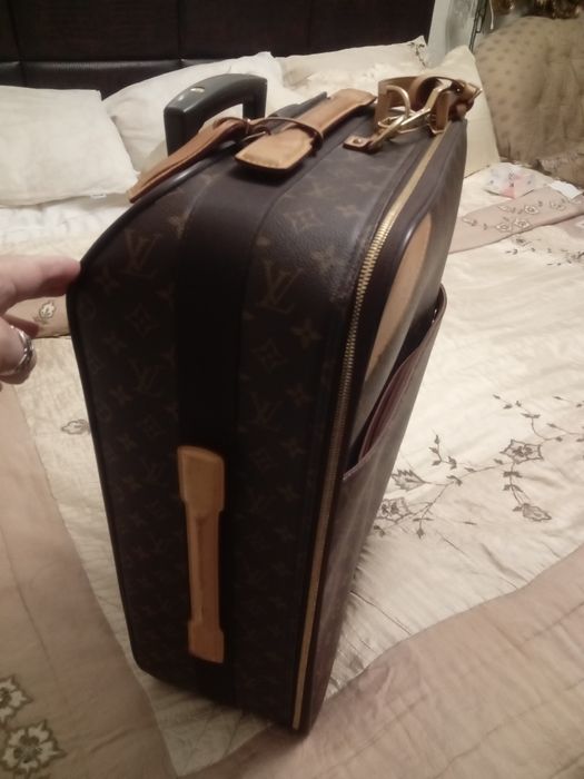 Чемодан Loyis Vuitton.