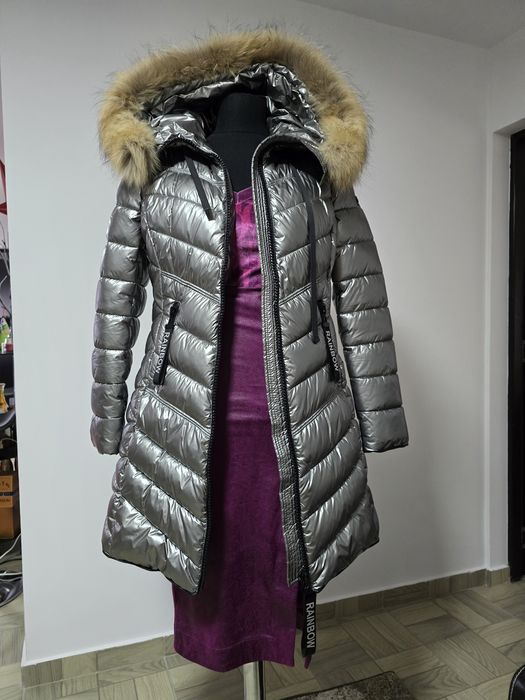 Fusta magenta, din piele întoarsă, cu crăpătura pe picior