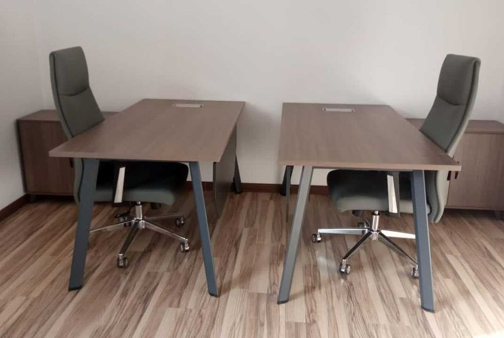 Офисные столы и тумбы