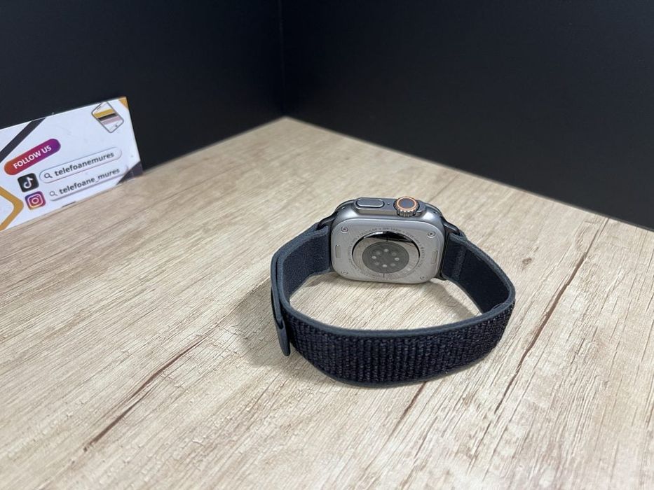 Apple Watch Ultra 3 Natural Titanium Black Trail Loop Second-Hand 2 an