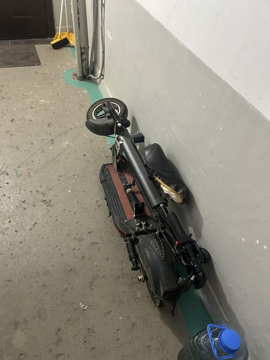 Продам не робочий самокат