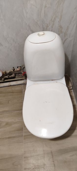 Продам унитаз с бачком