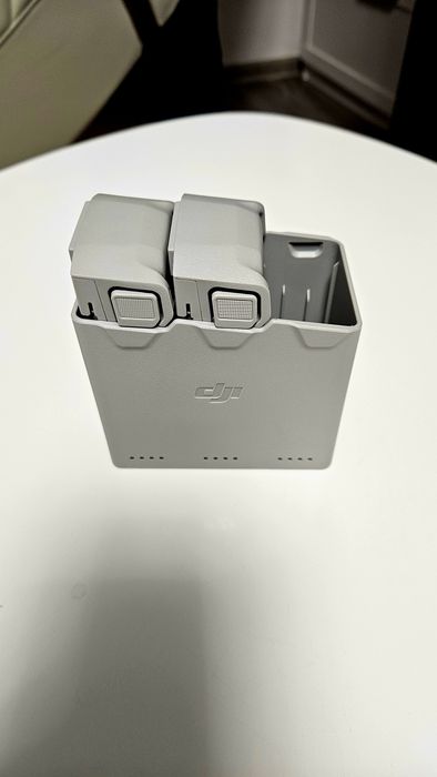 DJI Mini 3 Pro – geantă rigidă, hub încărcare și 2 baterii