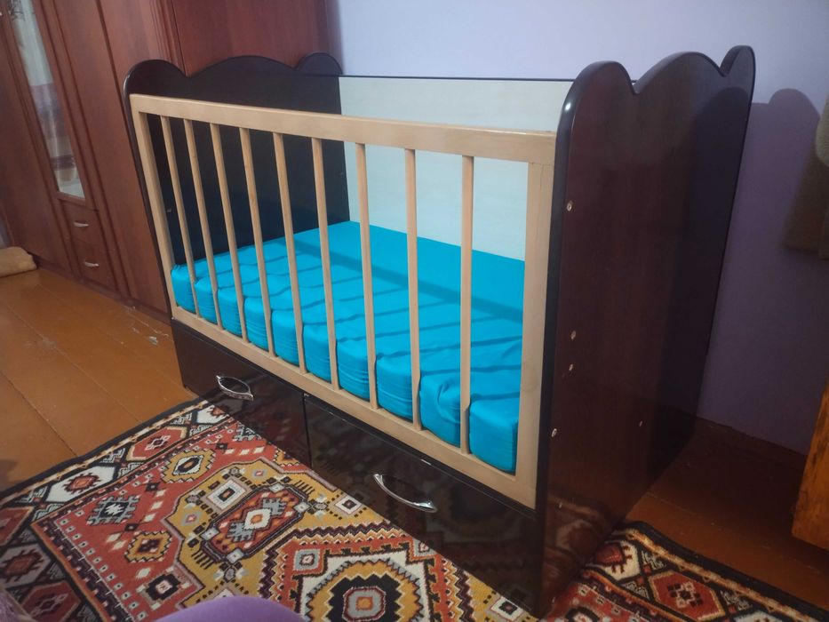 Детская кровать с матрасом.