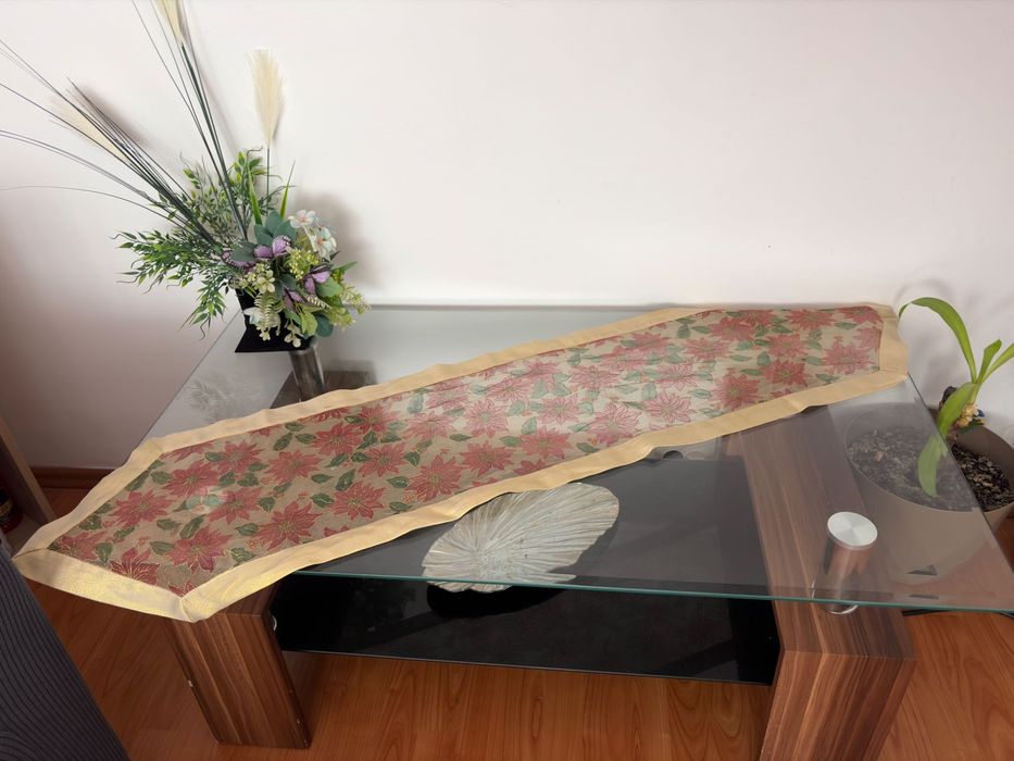 Masă de sticlă cu blat de lemn