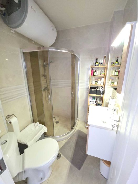 Нов напълно обзаведен 3-стаен апартамент в широк център на Велинград.