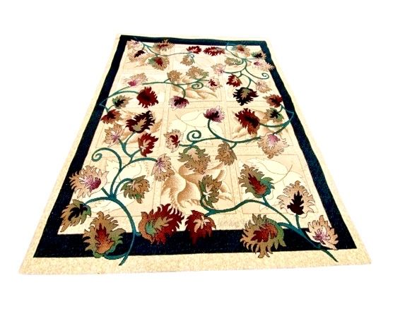РАЗПРОДАЖБА - 40€. НОВ - ГОЛЯМ Килим - Шарка с цветя - Кремав- 240х330