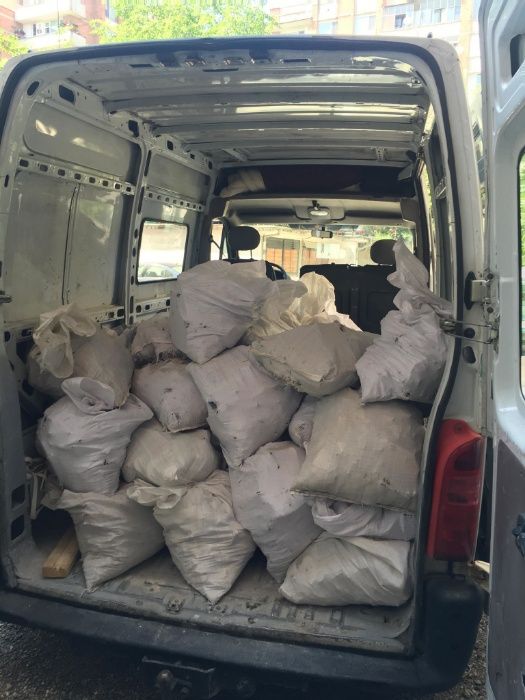 Почистване и извозване на ненужни вещи и строителни отпадъци от строи