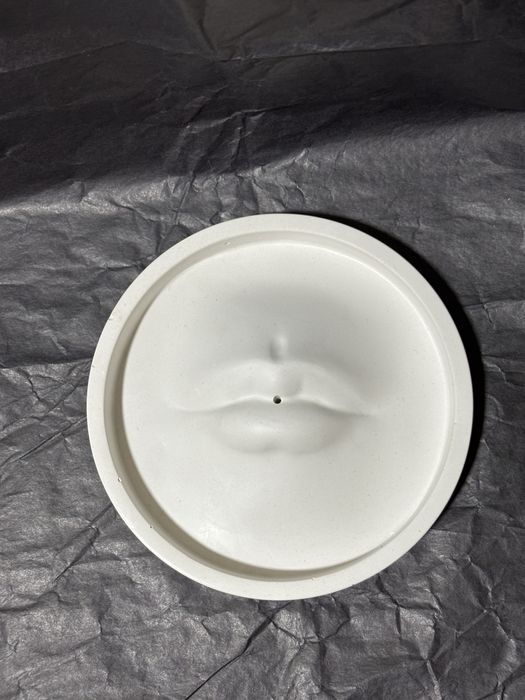 Гипсовая подставка для аромапалочек в форме губ