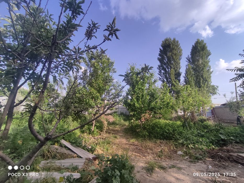 Uy sotiladi 6 sotok  yer bor  yol yoqasida joylashgan