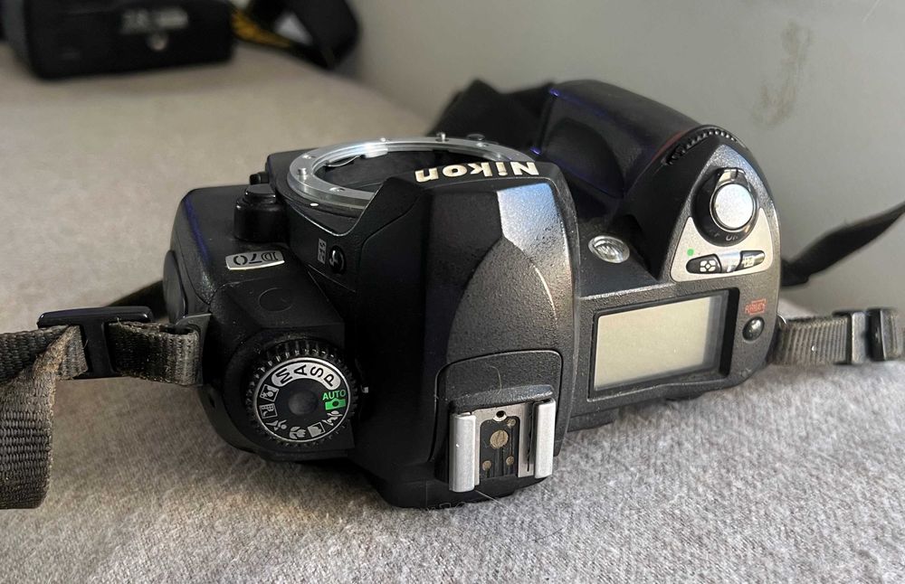 Aparat foto DSLR Nikon D70 body – funcțional, fără baterie