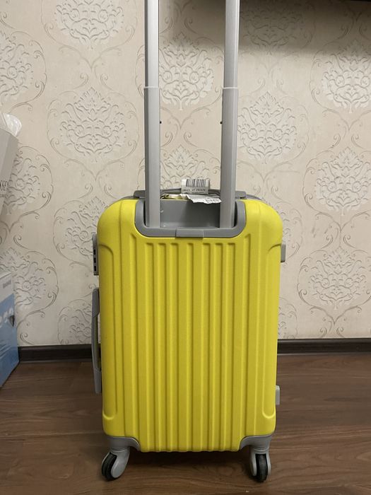 Чемодан желтый маленький