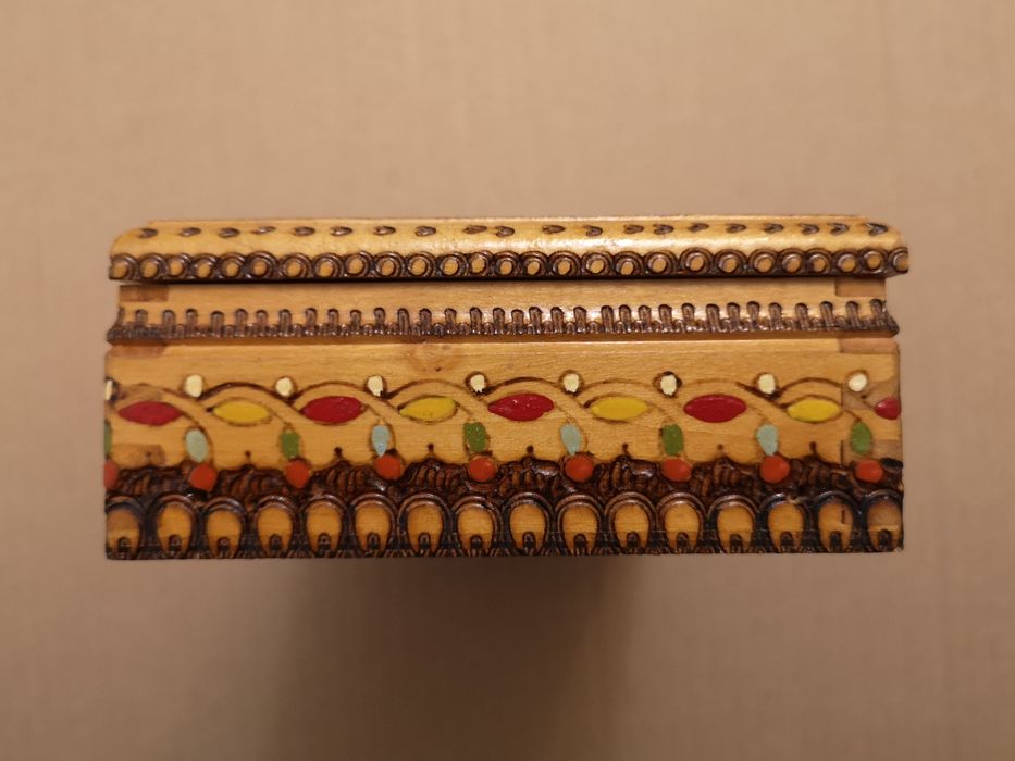 Продавам дървена гравирана табакера за 40 цигари.