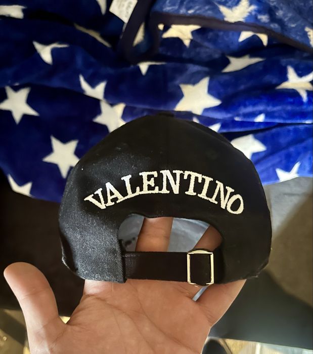 Оригинална шапка на Valentino