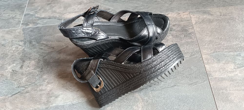 Обувки и сандали на платформа