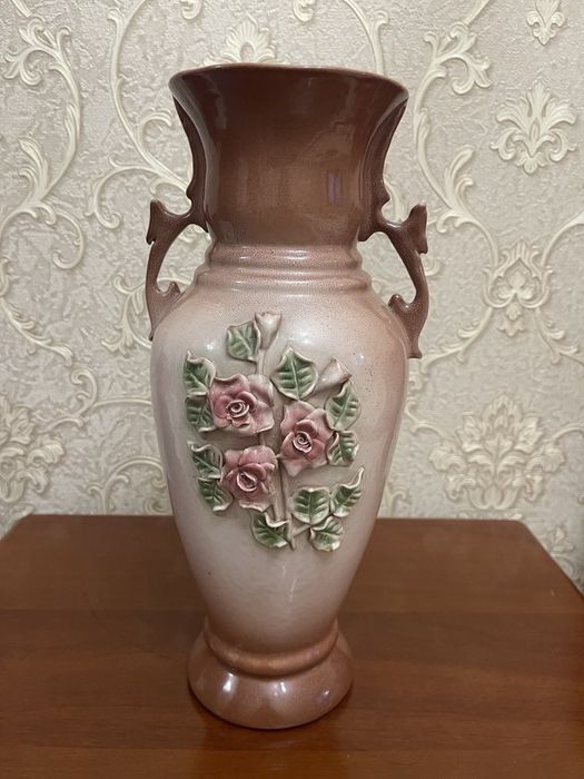 Ваза для цветов высотой 35-37 см. По цене можно договориться