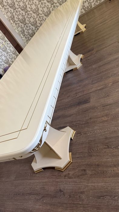 Продается гостинный стол со стульями