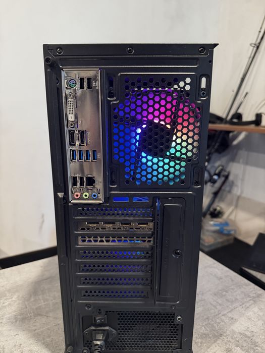 PC Gaming de vânzare – Ryzen 5 5600 + RX 6600 8GB | 16GB RAM | 1TB SSD