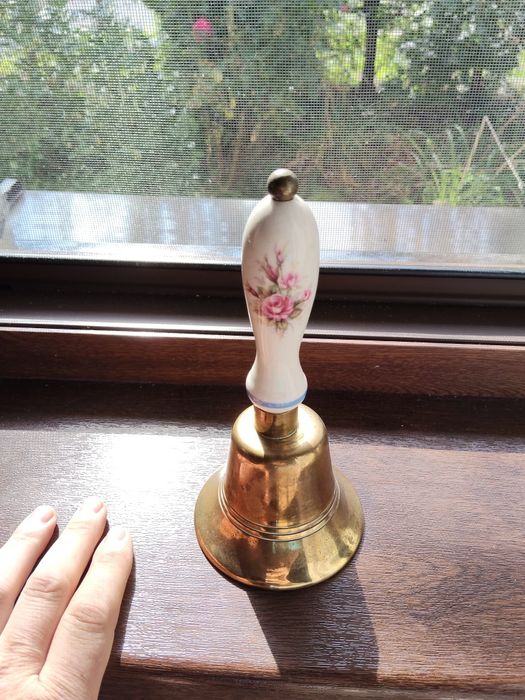 De vânzare un clopoțel cu mâner de porțelan este foarte vechi  alamă
