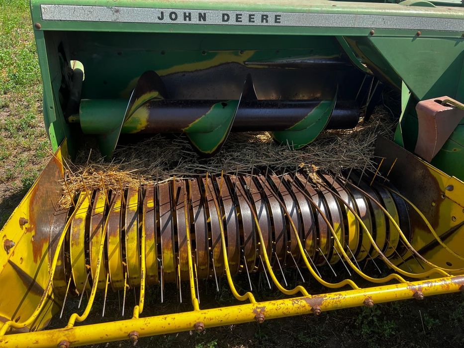 Presă John Deere și Remorcă