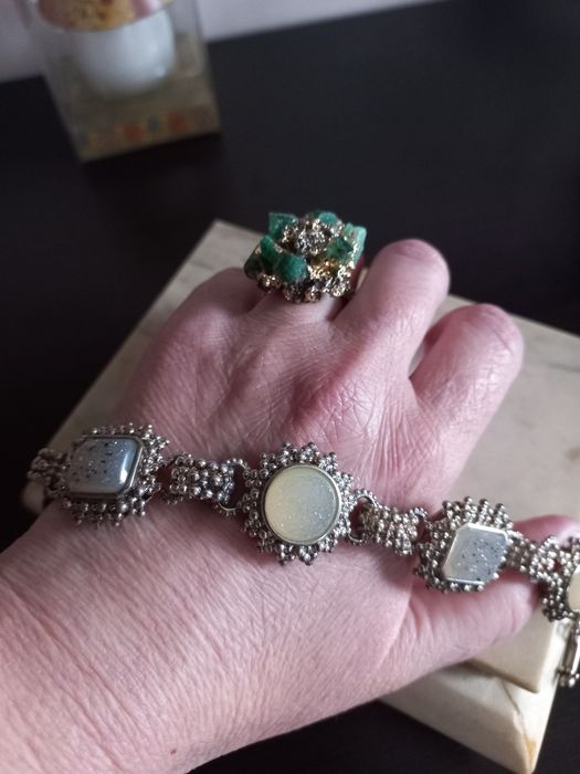 Красиви сребърни бижута с естествени камъни